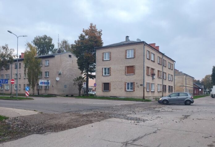 Перекрёсток улиц Нометню и Фебруара. В августе здесь демонтировали рельсы. Фото читателя "Чайки" Перекрёсток улиц Нометню и Фебруара. В августе здесь демонтировали рельсы. Фото читателя "Чайки"