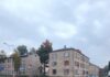 По дороге в Гаёк демонтировали рельсы. Когда это место заасфальтируют? Отвечает УКХ Перекрёсток улиц Нометню и Фебруара в Даугавпилсе. На этом месте убрали рельсы, но новый асфальт пока не положили. 1 октября 2026 года. Фото очевидца