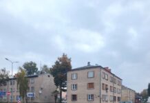 По дороге в Гаёк демонтировали рельсы. Когда это место заасфальтируют? Отвечает УКХ Перекрёсток улиц Нометню и Фебруара в Даугавпилсе. На этом месте убрали рельсы, но новый асфальт пока не положили. 1 октября 2026 года. Фото очевидца