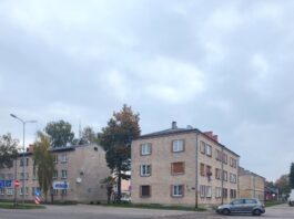 Перекрёсток улиц Нометню и Фебруара в Даугавпилсе. На этом месте убрали рельсы, но новый асфальт пока не положили. 1 октября 2026 года. Фото очевидца
