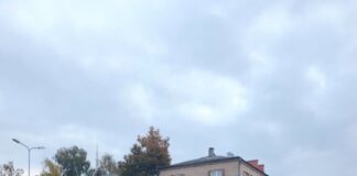Перекрёсток улиц Нометню и Фебруара в Даугавпилсе. На этом месте убрали рельсы, но новый асфальт пока не положили. 1 октября 2026 года. Фото очевидца