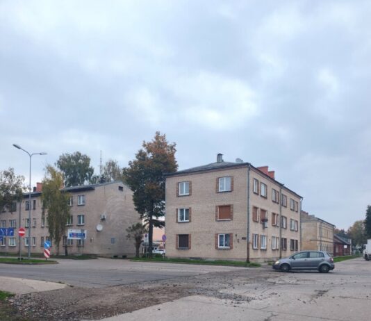 Перекрёсток улиц Нометню и Фебруара в Даугавпилсе. На этом месте убрали рельсы, но новый асфальт пока не положили. 1 октября 2026 года. Фото очевидца
