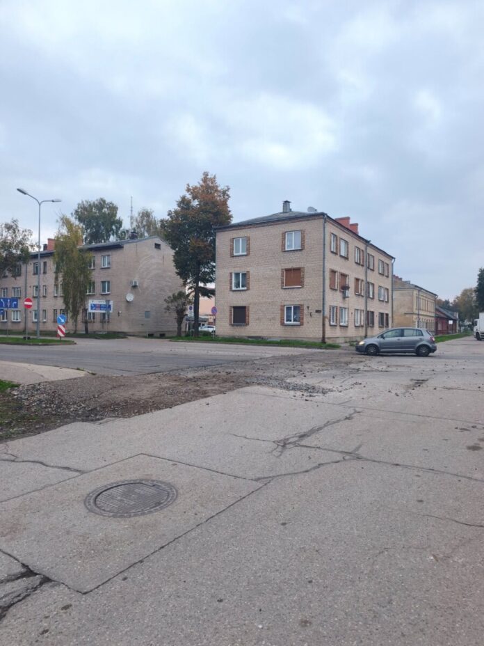 Перекрёсток улиц Нометню и Фебруара в Даугавпилсе. На этом месте убрали рельсы, но новый асфальт пока не положили. 1 октября 2026 года. Фото очевидца