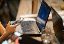 Телефон стал для нас главным окном в информационный мир: в одной ленте соседствуют новости, реклама, мнения политиков, блогеров и друзей. В таком потоке не всегда легко понять, где факт, а где чья-то оценка или попытка нас в чём-то убедить. Иллюстративное фото: Engin Akyurt / Pexels