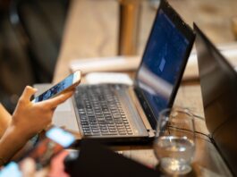 Телефон стал для нас главным окном в информационный мир: в одной ленте соседствуют новости, реклама, мнения политиков, блогеров и друзей. В таком потоке не всегда легко понять, где факт, а где чья-то оценка или попытка нас в чём-то убедить. Иллюстративное фото: Engin Akyurt / Pexels