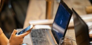 Телефон стал для нас главным окном в информационный мир: в одной ленте соседствуют новости, реклама, мнения политиков, блогеров и друзей. В таком потоке не всегда легко понять, где факт, а где чья-то оценка или попытка нас в чём-то убедить. Иллюстративное фото: Engin Akyurt / Pexels