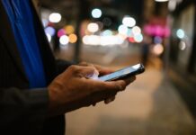 Чтобы ввести человека в заблуждение, не всегда нужно лгать. Иногда достаточно показать только удобную часть правды, убрать важный контекст или предложить вывод, которого факты не доказывают. Иллюстративное фото: RDNE Stock project / Pexels