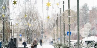Улица Ригас в Даугавпилсе, украшенная к Рождеству и Новому году. Фото: Маргарита Вигуле (конец ноября 2025 года)